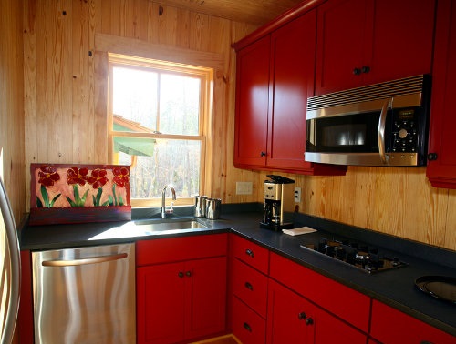 cozinha pequena vermelha madeira